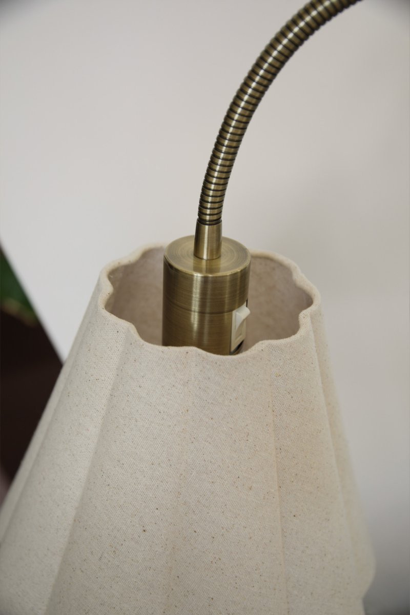 Veya 2 Laiton antique lampadaire De Markslöjd - Le lampadaire est fourni avec un c&acirc;ble transparent de 2 m&egrave;tres et une prise secteur.