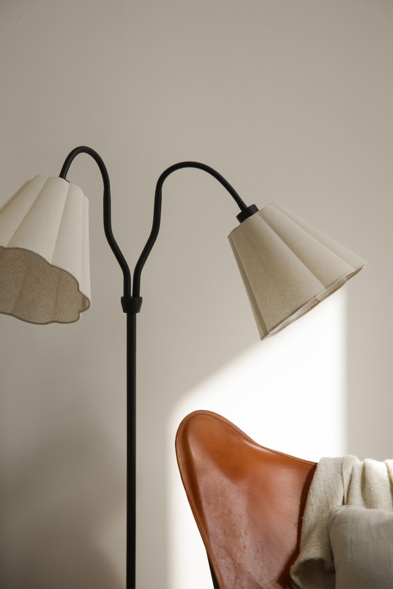 Veya 2 Noir lampadaire De Markslöjd - Veya est un lampadaire élégant doté d'un pied en métal noir et de deux abat-jour en tissu beige créant un contraste subtil.