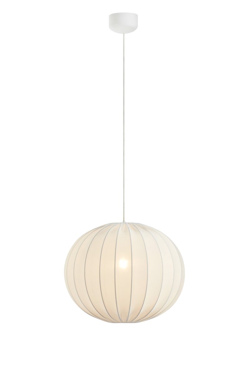 Solia Ø50 Blanc suspension De Markslöjd - Son abat-jour en tissu blanc de 50 cm de diam&egrave;tre diffuse une lumi&egrave;re douce et agr&eacute;able, harmonieusement r&eacute;partie dans la pi&egrave;ce.