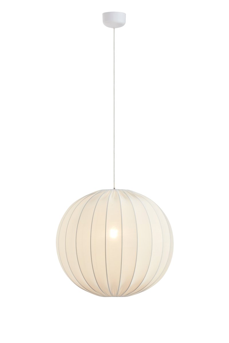 Solia Ø60 Blanc suspension De Markslöjd - Son abat-jour en tissu blanc de 60 cm de diam&egrave;tre diffuse une lumi&egrave;re douce et agr&eacute;able, harmonieusement r&eacute;partie dans la pi&egrave;ce.
