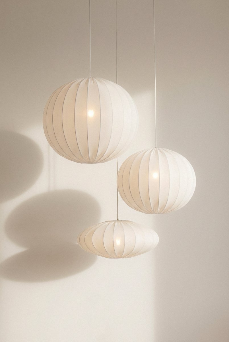 Solia Ø60 Blanc suspension De Markslöjd - Son abat-jour en tissu blanc de 60 cm de diam&egrave;tre diffuse une lumi&egrave;re douce et agr&eacute;able, harmonieusement r&eacute;partie dans la pi&egrave;ce.