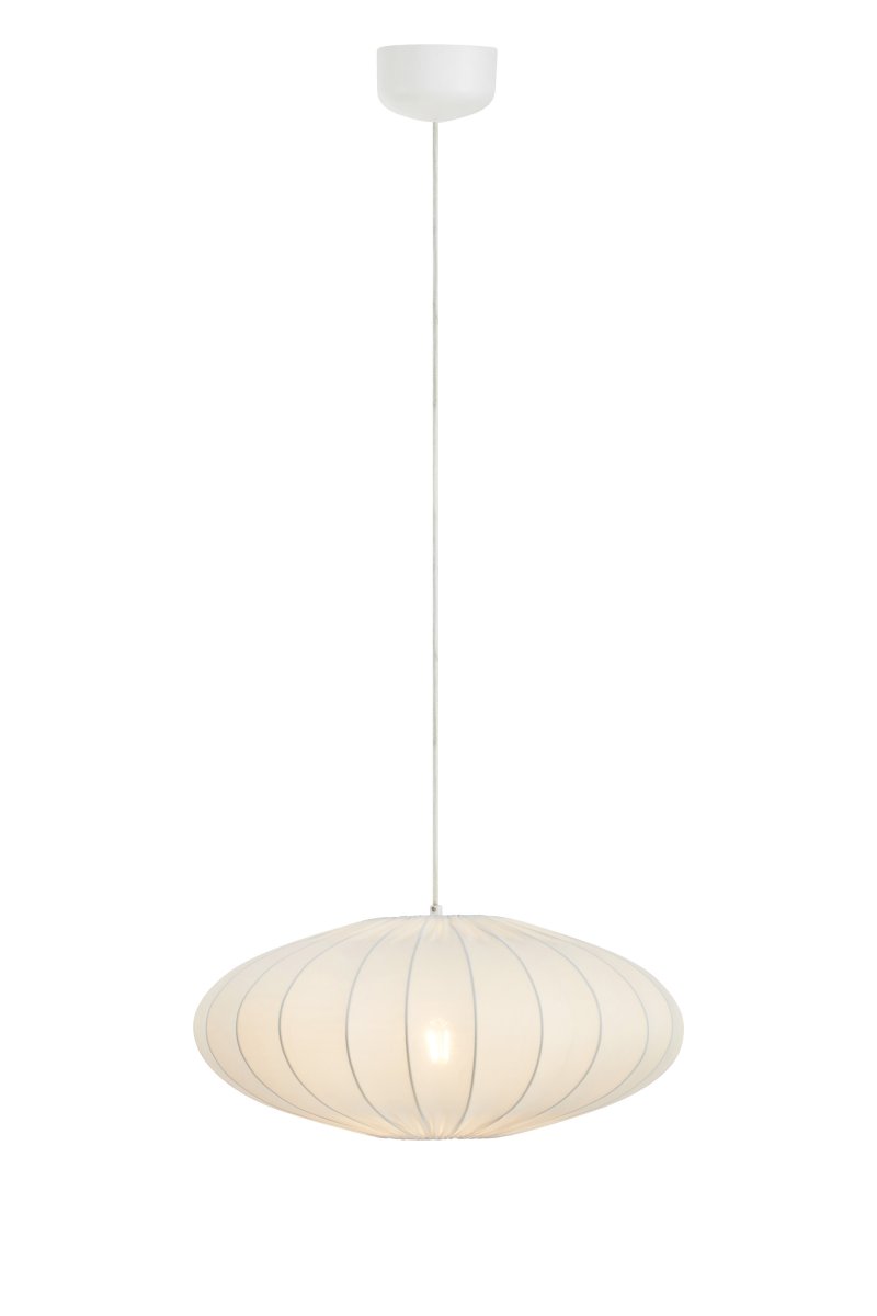 Solia Ø50 Blanc suspension De Markslöjd - Solia est id&eacute;ale au-dessus d'une table &agrave; manger ou d'une table basse et apporte &agrave; la pi&egrave;ce une ambiance harmonieuse et raffin&eacute;e.