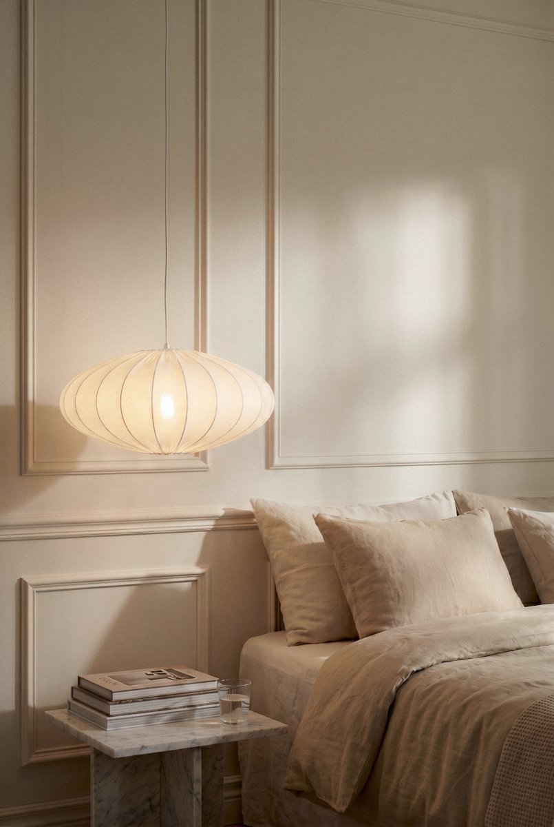 Solia Ø50 Blanc suspension De Markslöjd - Solia est id&eacute;ale au-dessus d'une table &agrave; manger ou d'une table basse et apporte &agrave; la pi&egrave;ce une ambiance harmonieuse et raffin&eacute;e.