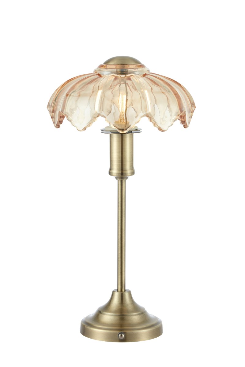 Kurage 35cm Laiton antique/ambre portable De Markslöjd - Kurage est une lampe de table &eacute;l&eacute;gante et portable en m&eacute;tal finition laiton antique, dot&eacute;e d'un abat-jour d&eacute;coratif en verre ambr&eacute;.