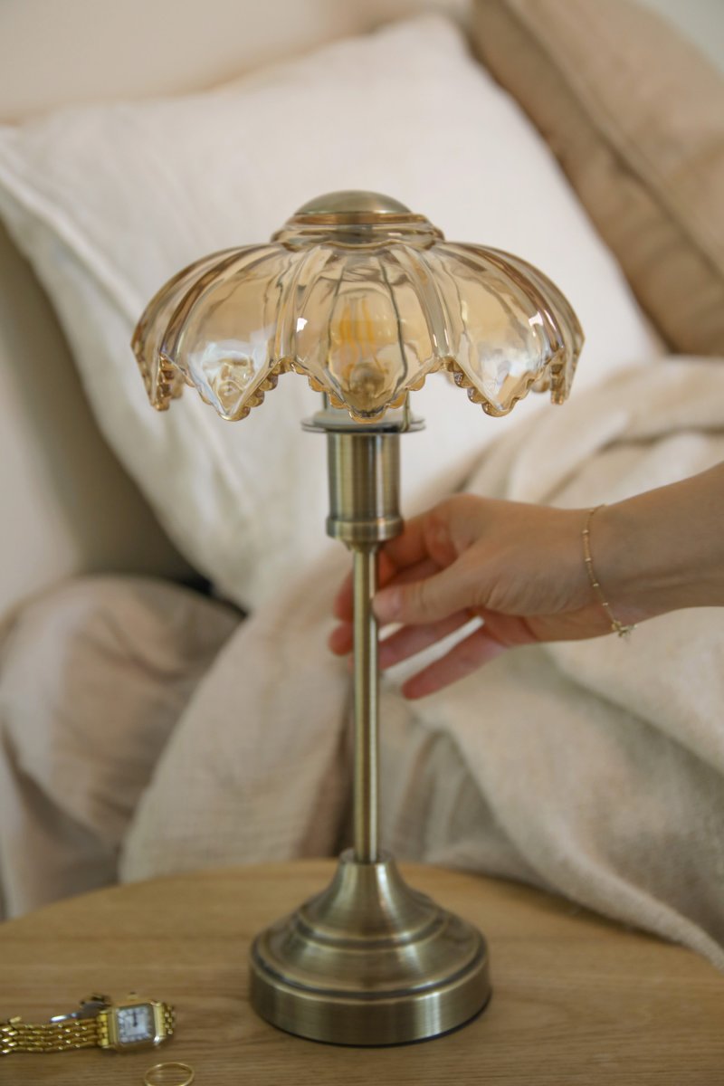 Kurage 35cm Laiton antique/ambre portable De Markslöjd - Kurage est une lampe de table &eacute;l&eacute;gante et portable en m&eacute;tal finition laiton antique, dot&eacute;e d'un abat-jour d&eacute;coratif en verre ambr&eacute;.