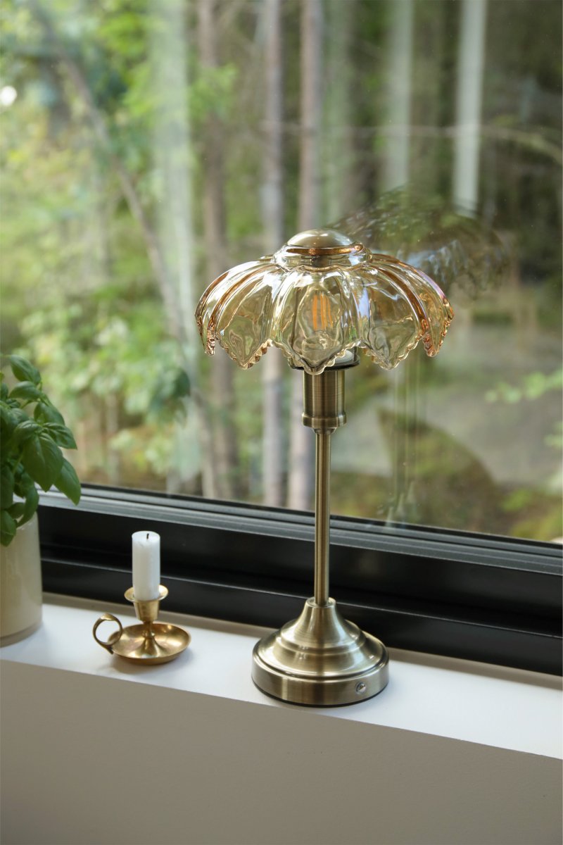 Kurage 35cm Laiton antique/ambre portable De Markslöjd - Kurage est une lampe de table &eacute;l&eacute;gante et portable en m&eacute;tal finition laiton antique, dot&eacute;e d'un abat-jour d&eacute;coratif en verre ambr&eacute;.