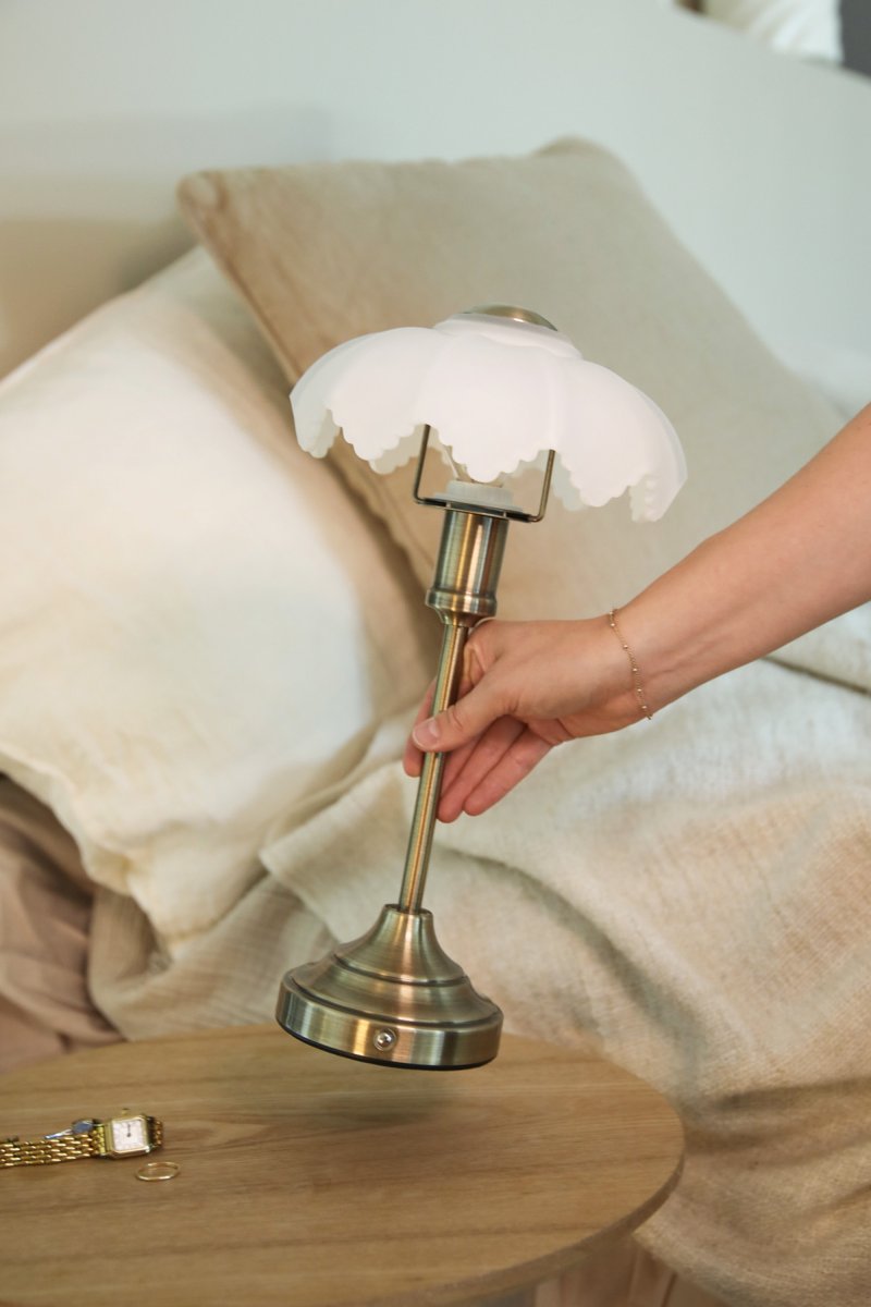 Kurage 35cm Laiton antique/blanc portable De Markslöjd - Kurage est fournie avec une base de chargement et est id&eacute;ale pour la table &agrave; manger, une table d'appoint ou comme &eacute;clairage d'ambiance lorsque vous souhaitez &eacute;viter les c&acirc;bles.