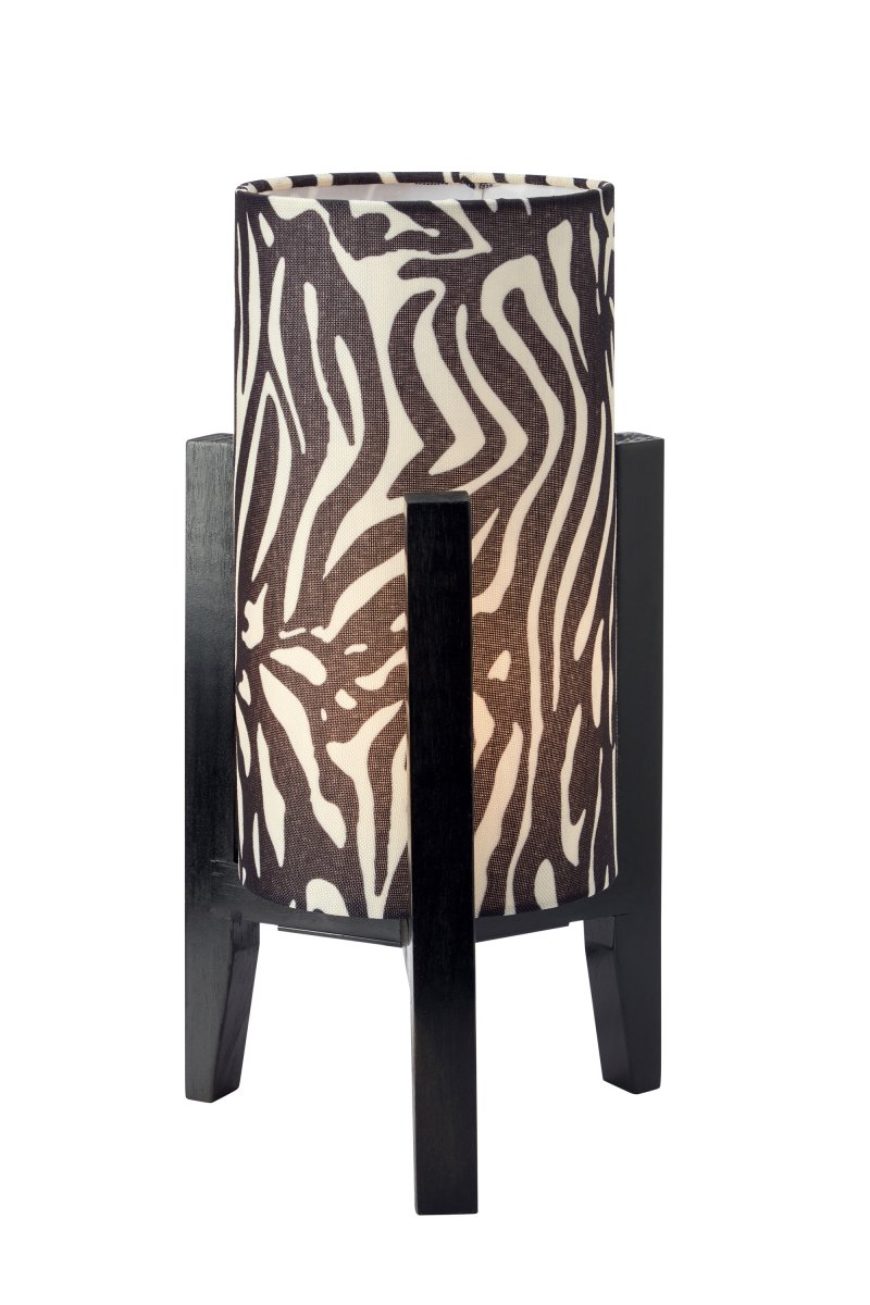 Eruca 34cm Zèbre lampe de table De Markslöjd - Son pied en bois noir s'harmonise parfaitement avec son abat-jour cylindrique en tissu &agrave; motif z&egrave;bre noir et blanc, conf&eacute;rant &agrave; la lampe un caract&egrave;re graphique et expressif.