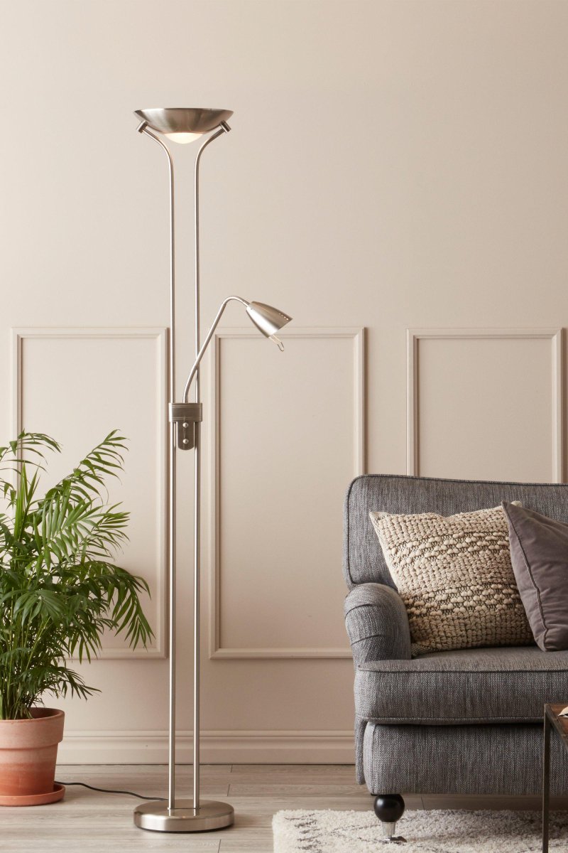 Detroit Acier lampadaire De Markslöjd - Pour la partie uplight, un tube halog&egrave;ne avec une douille R7S est n&eacute;cessaire, tandis que pour le lampadaire, une ampoule avec une douille GU10, max.