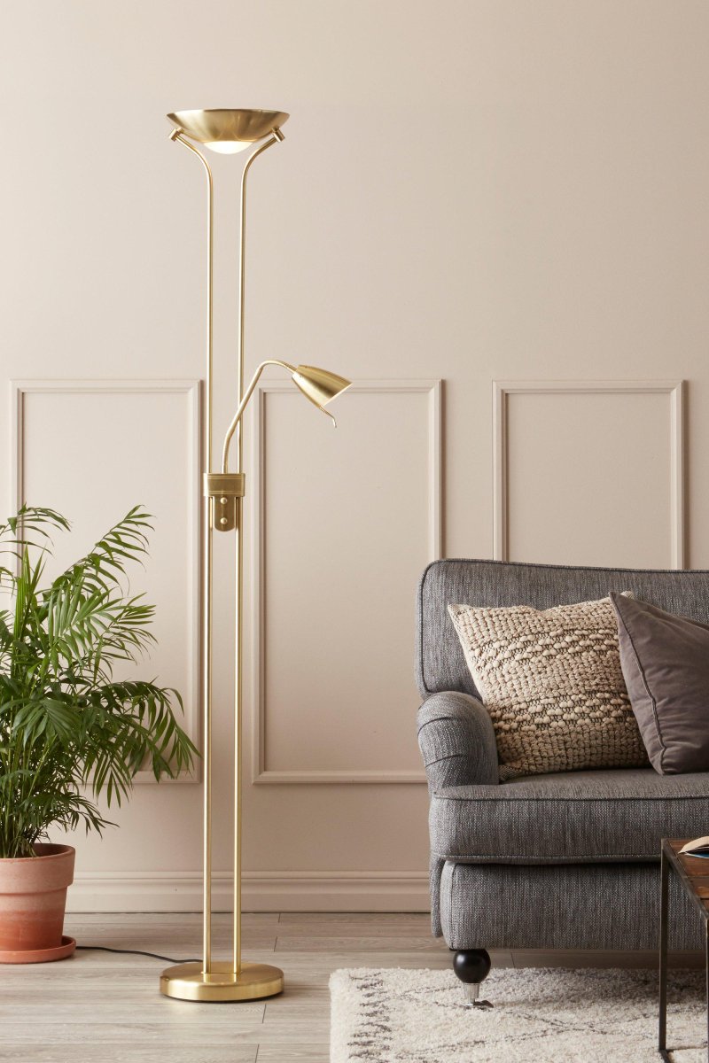 Detroit Laiton lampadaire De Markslöjd - Pour la partie uplight, un tube halog&egrave;ne avec une douille R7S est n&eacute;cessaire, tandis que pour le lampadaire, une ampoule avec une douille GU10, max.