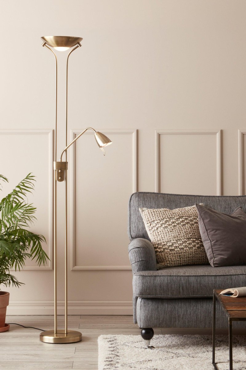 Detroit Oxydé lampadaire De Markslöjd - Pour la partie uplight, un tube halog&egrave;ne avec une douille R7S est n&eacute;cessaire, tandis que pour le lampadaire, une ampoule avec une douille GU10, max.