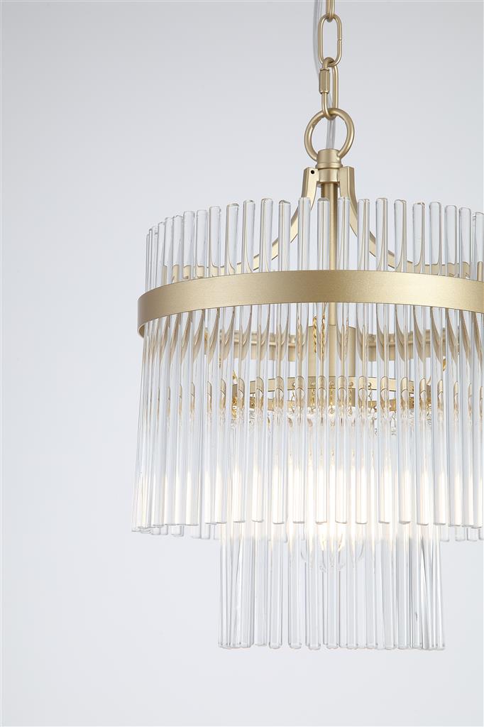 Lara Ø26 Or brossé cristal De Searchlight - Sa structure ronde en m&eacute;tal dor&eacute; bross&eacute; est orn&eacute;e de tiges de verre transparent qui captent et refl&egrave;tent la lumi&egrave;re comme des prismes, cr&eacute;ant une ambiance douce et feutr&eacute;e.