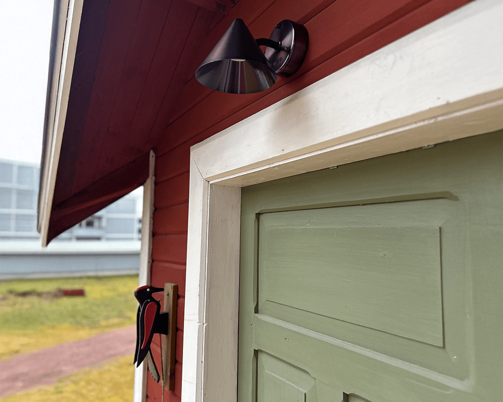 Tratt Micro IP23 cuivre oxydé foncé lampe d’extérieur De Westal - Tratt Micro est une &eacute;volution du luminaire Tratt, r&eacute;interpr&eacute;t&eacute; par Westal dans une version moderne.
