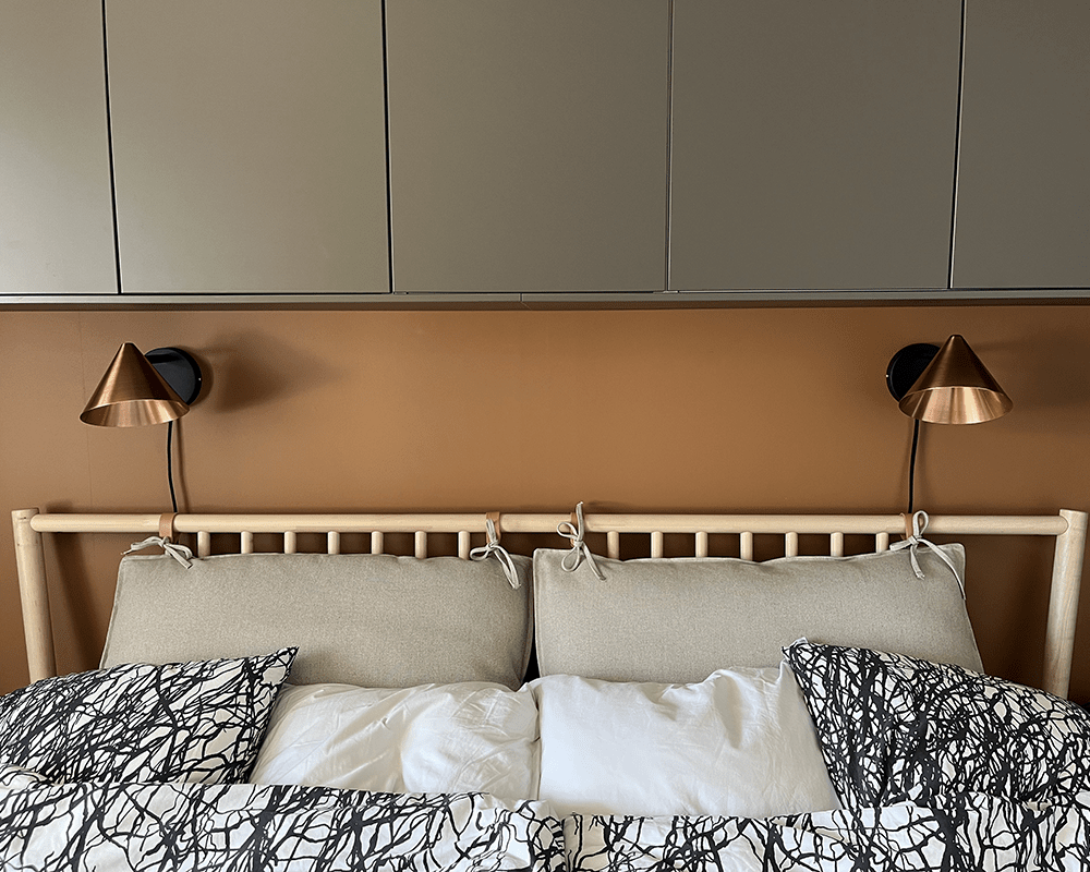 Tratt Micro IP20 cuivre brut applique murale De Westal - Gr&acirc;ce &agrave; son abat-jour orientable, elle convient aussi bien comme lampe de lecture que comme lampe de chevet.
