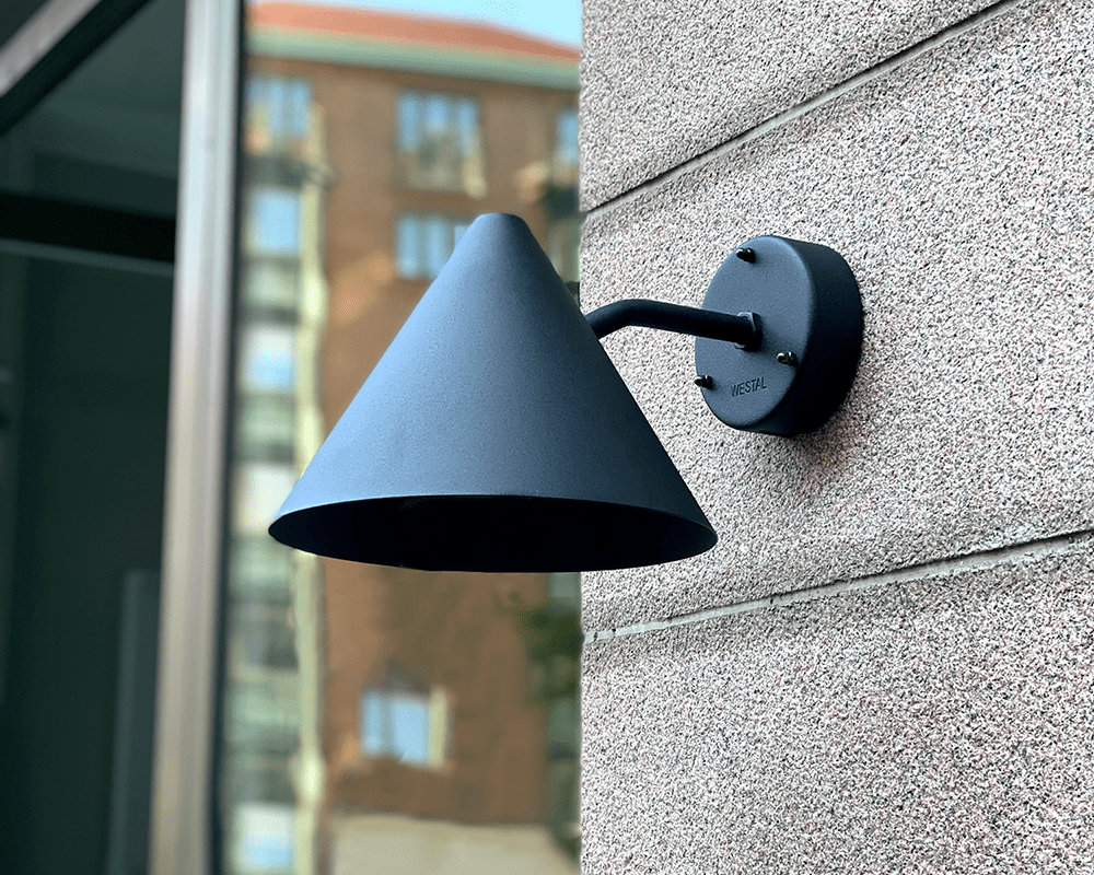 Tratt LED Noir lampe d’extérieur De Westal - Disponible dans divers mat&eacute;riaux robustes adapt&eacute;s au climat nordique, elle convient &agrave; une utilisation int&eacute;rieure et ext&eacute;rieure, aussi bien dans les espaces publics que priv&eacute;s.