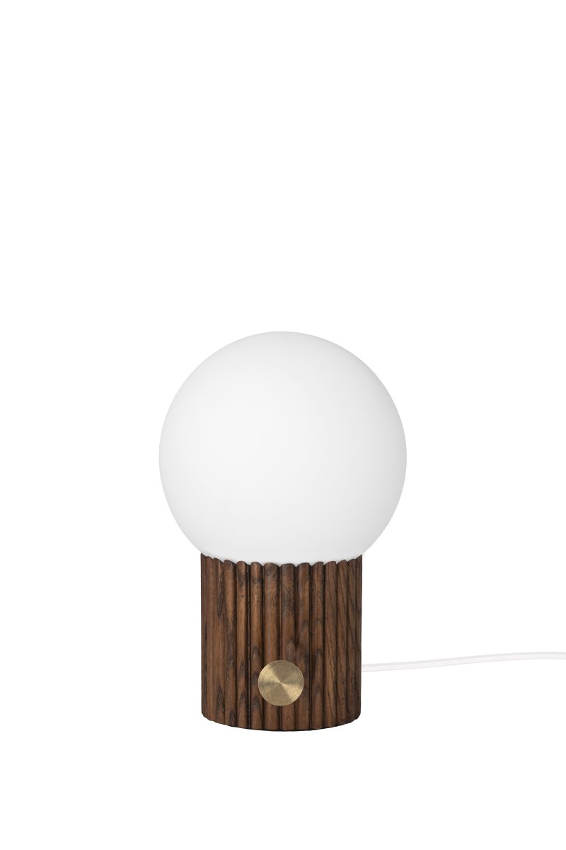 Hubble 24cm Noyer lampe de table De Globen Lighting - Hubble est une magnifique lampe de table &agrave; la surface nervur&eacute;e et &agrave; l'abat-jour en verre blanc mat qui diffuse une lumi&egrave;re agr&eacute;able.