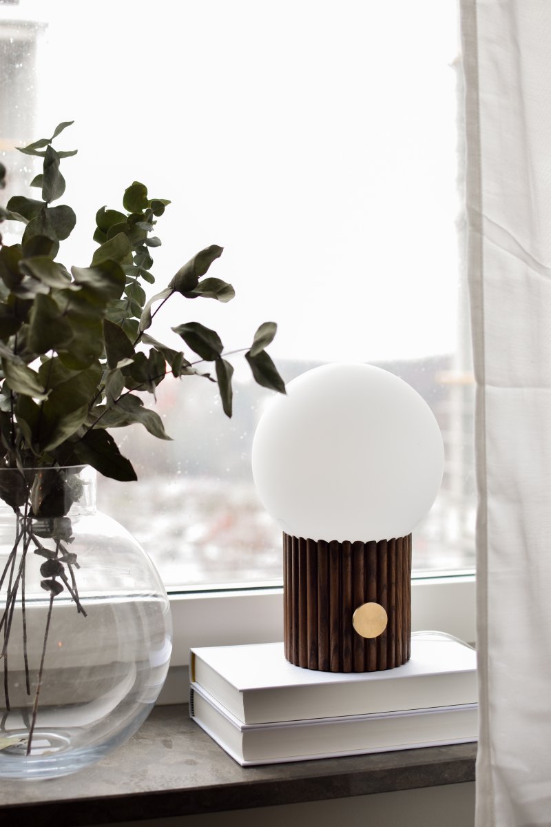 Hubble 24cm Noyer lampe de table De Globen Lighting - Hubble est une magnifique lampe de table &agrave; la surface nervur&eacute;e et &agrave; l'abat-jour en verre blanc mat qui diffuse une lumi&egrave;re agr&eacute;able.
