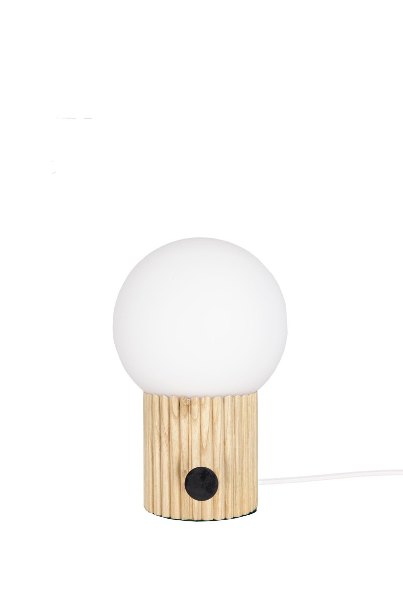 Hubble 24cm Nature lampe de table De Globen Lighting - Hubble est une magnifique lampe de table à la surface nervurée et à l'abat-jour en verre blanc mat qui diffuse une lumière agréable.
