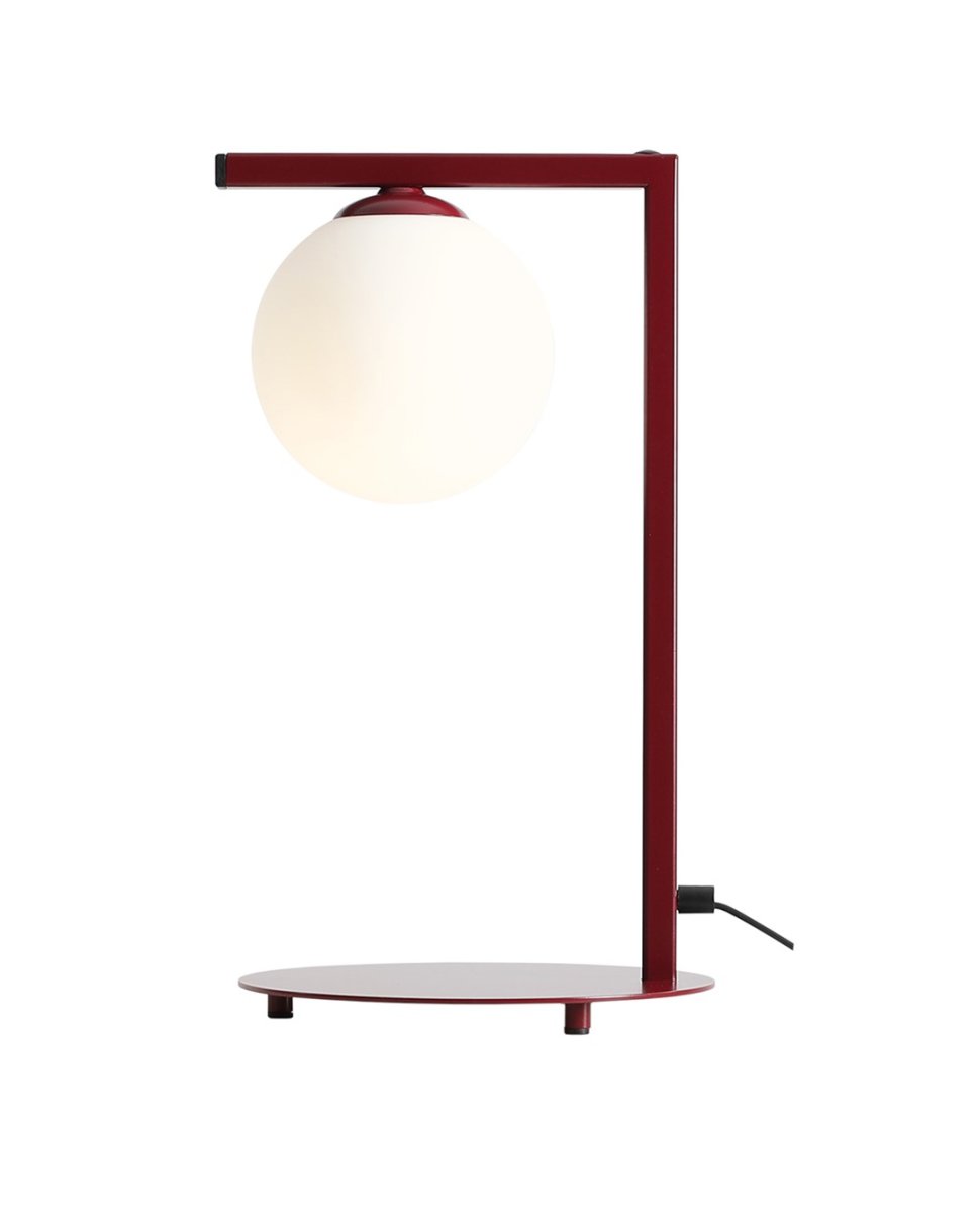 Zac 50cm Bourgogne lampe de table De Artera - La lampe de table Zac en métal bordeaux et verre blanc présente un design moderne et minimaliste qui allie élégance et fonctionnalité.