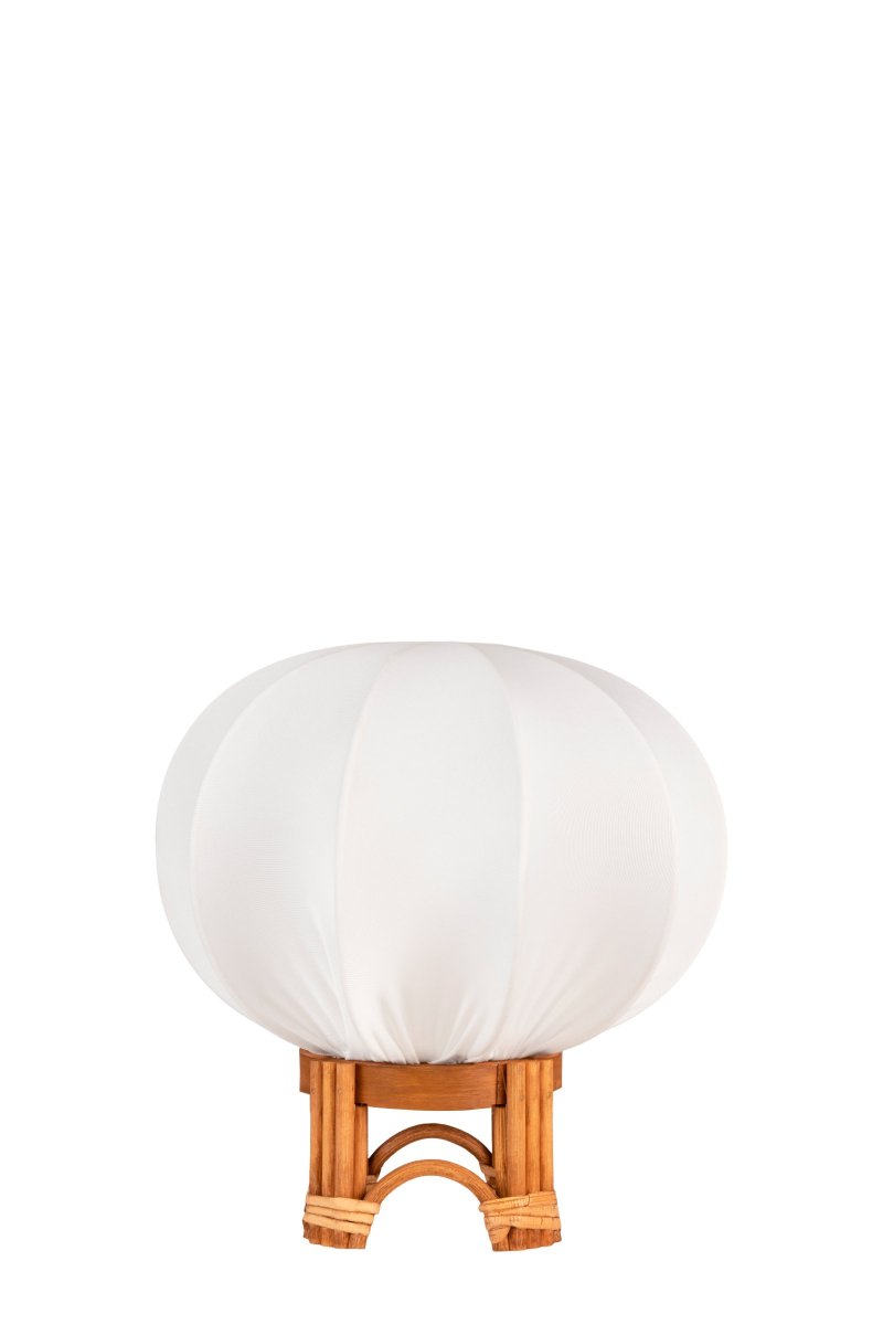 Fiji 26cm Nature lampe de table De Globen Lighting - La base de la lampe est en rotin naturel et est livrée pré-assemblée avec un abat-jour blanc en tissu extensible blanc.
