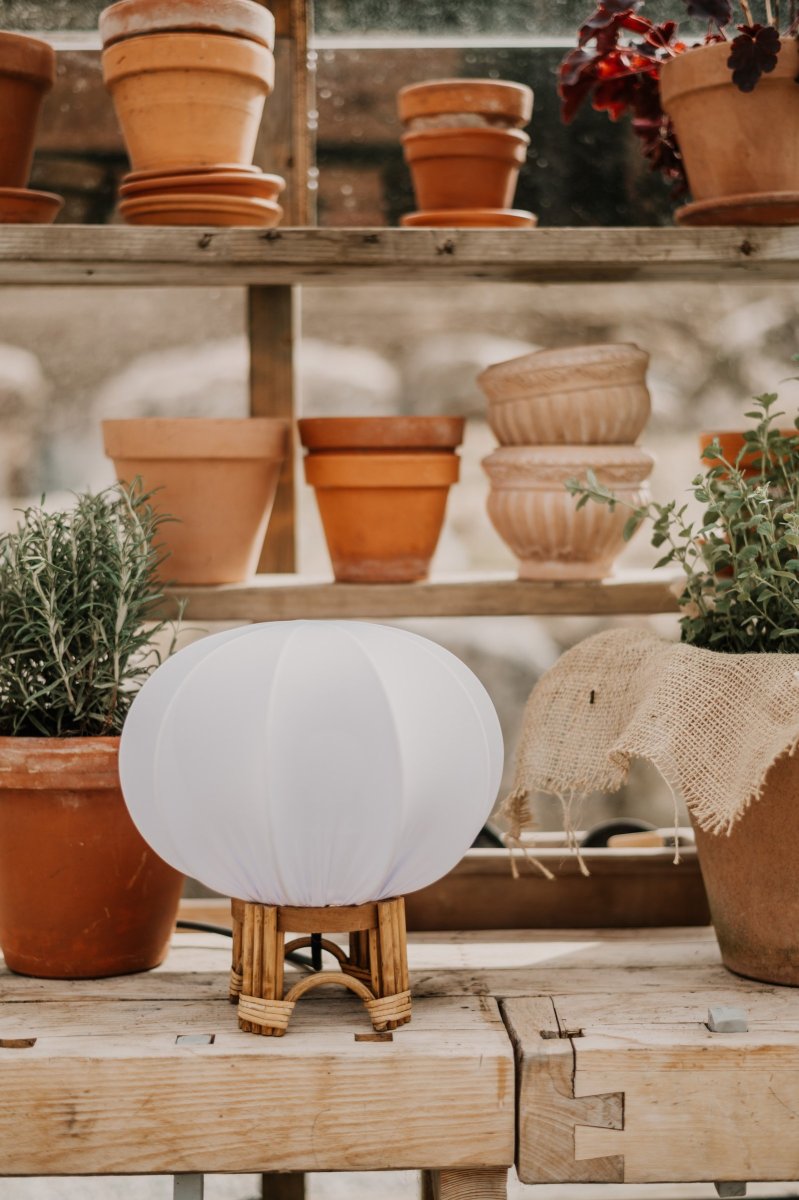 Fiji 26cm Nature lampe de table De Globen Lighting - La base de la lampe est en rotin naturel et est livrée pré-assemblée avec un abat-jour blanc en tissu extensible blanc.