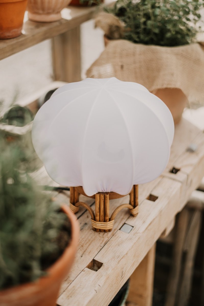 Fiji 26cm Nature lampe de table De Globen Lighting - La base de la lampe est en rotin naturel et est livrée pré-assemblée avec un abat-jour blanc en tissu extensible blanc.