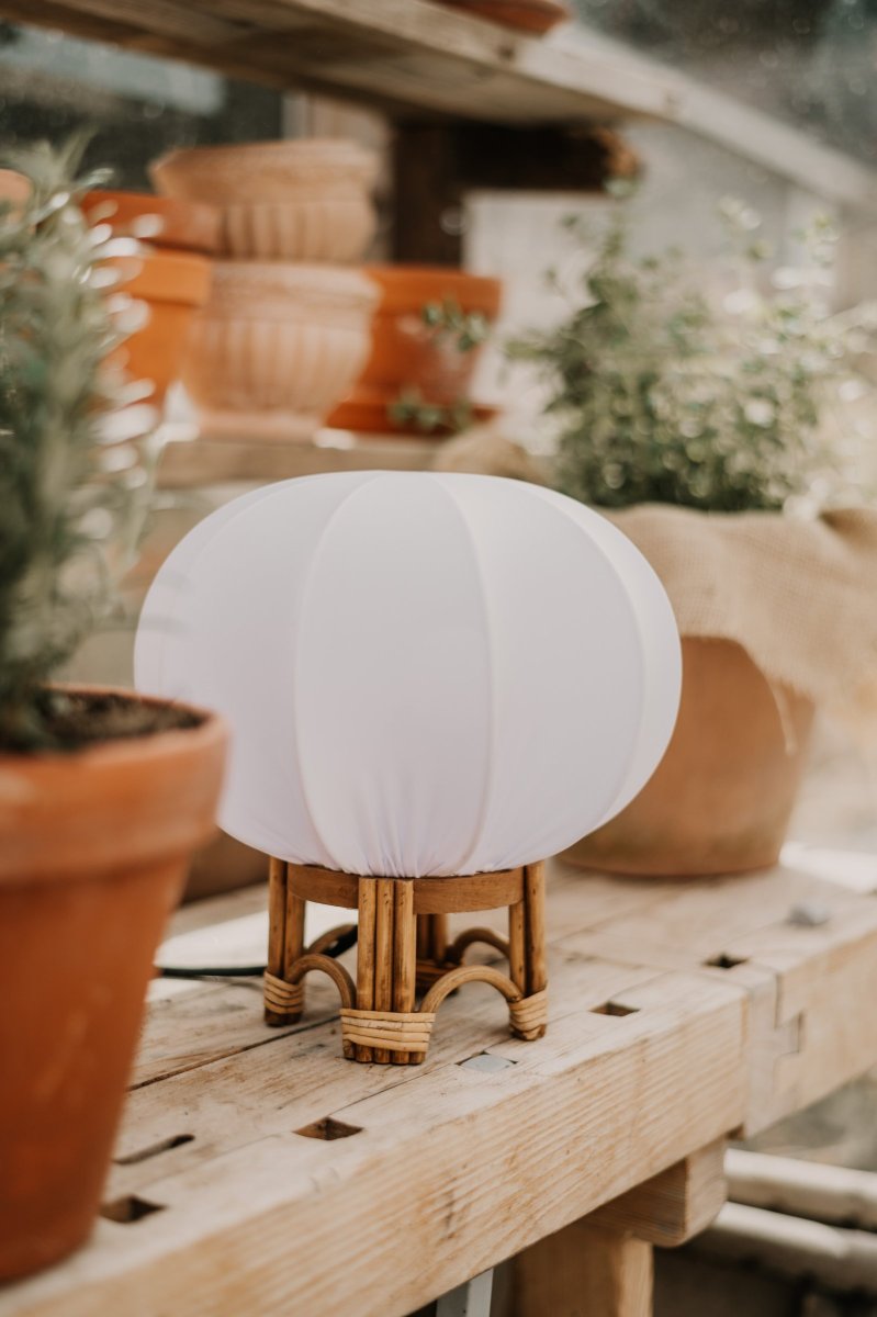 Fiji 26cm Nature lampe de table De Globen Lighting - La base de la lampe est en rotin naturel et est livrée pré-assemblée avec un abat-jour blanc en tissu extensible blanc.