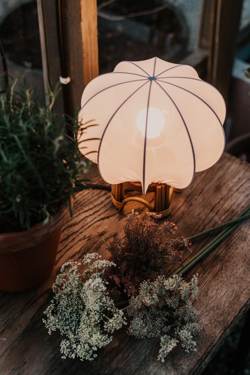 Fiji 26cm Nature lampe de table De Globen Lighting - La base de la lampe est en rotin naturel et est livrée pré-assemblée avec un abat-jour blanc en tissu extensible blanc.