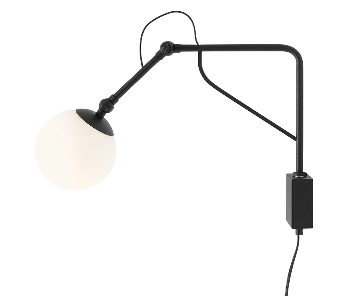 Soho 50cm Noir applique murale De Artera - La lampe est dotée d'un élégant cadre en métal noir mat et d'un globe opale qui émet une lumière douce et chaleureuse, créant une atmosphère accueillante dans n'importe quelle pièce.