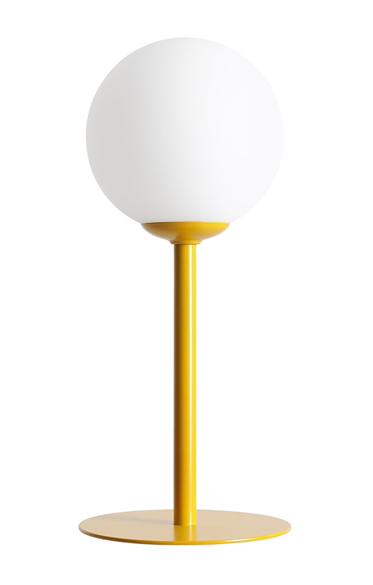 Pinne 35cm Moutarde lampe de table De Artera - La base fine de la lampe dans un ton jaune moutarde lui donne un look moderne et est parfaite comme détail décoratif dans le salon, la chambre ou sur la véranda.