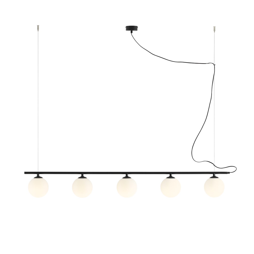 Beryl 140cm Noir suspension De Artera - La tige noire minimaliste crée un contraste élégant avec les sphères blanches et donne à la lampe un look moderne et élégant.