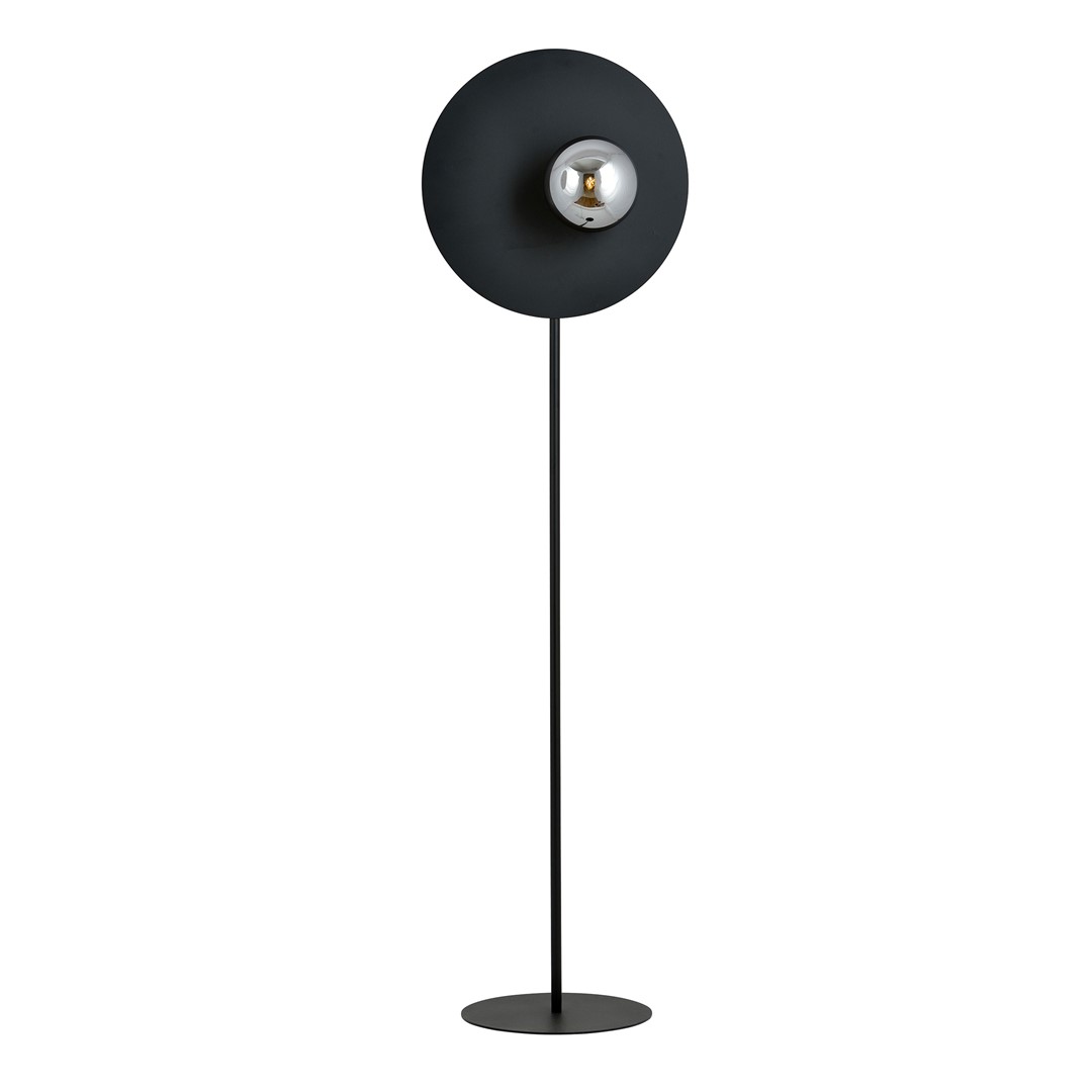 Oslo Noir/Fumé lampadaire De Emibig Lighting - Grâce à sa silhouette élancée, il est idéal à placer près d'un canapé ou dans un coin pour illuminer et sublimer votre décoration.