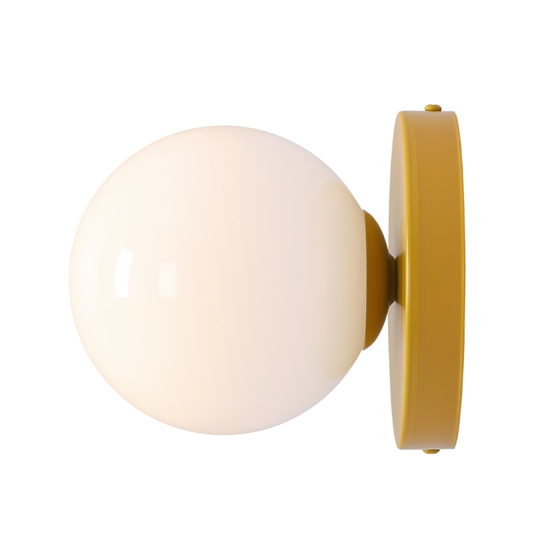 Ball Ø15 Moutarde applique murale De Artera - Grâce à son design minimaliste, la lampe s'intègre parfaitement dans les intérieurs modernes et classiques, tout en fournissant une lumière efficace qui améliore l'atmosphère de la pièce.