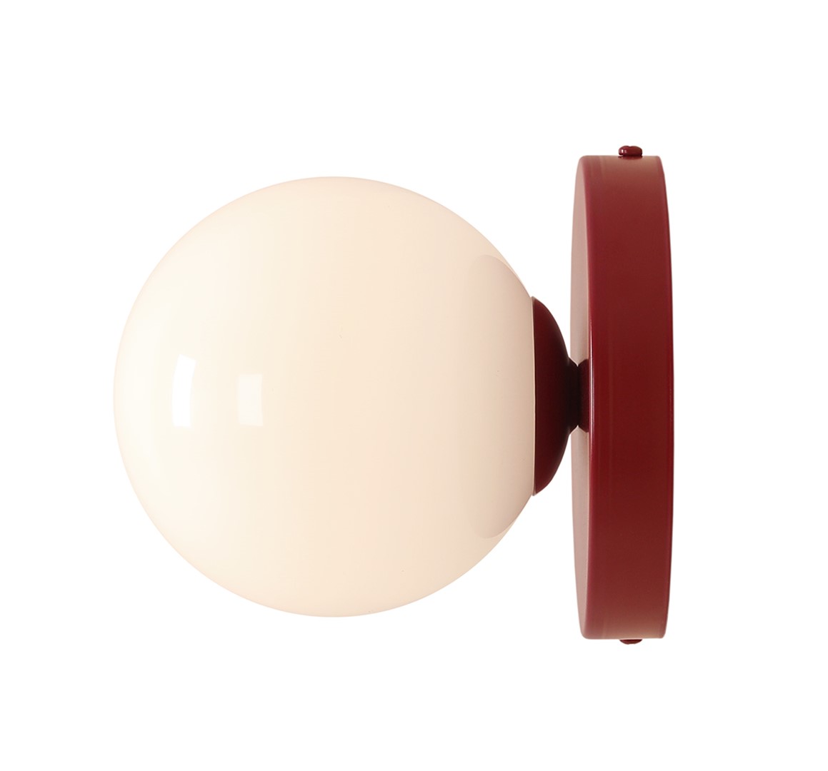 Ball Ø15 Bourgogne applique murale De Artera - Grâce à son design minimaliste, la lampe s'intègre parfaitement dans les intérieurs modernes et classiques, tout en fournissant simultanément une lumière efficace qui améliore l'atmosphère de la pièce.
