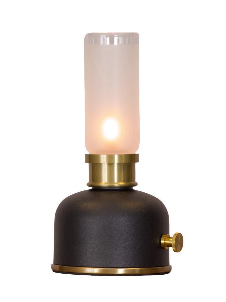 Frida 22cm Noir portable De PR Home - Elle cr&eacute;e une ambiance chaleureuse et accueillante gr&acirc;ce &agrave; une temp&eacute;rature de couleur d'environ 2&nbsp;000&nbsp;Kelvins et un flux lumineux de 20 &agrave; 40&nbsp;lumens, selon l'intensit&eacute;.