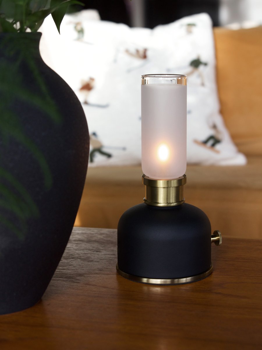 Frida 22cm Noir portable De PR Home - Elle cr&eacute;e une ambiance chaleureuse et accueillante gr&acirc;ce &agrave; une temp&eacute;rature de couleur d'environ 2&nbsp;000&nbsp;Kelvins et un flux lumineux de 20 &agrave; 40&nbsp;lumens, selon l'intensit&eacute;.