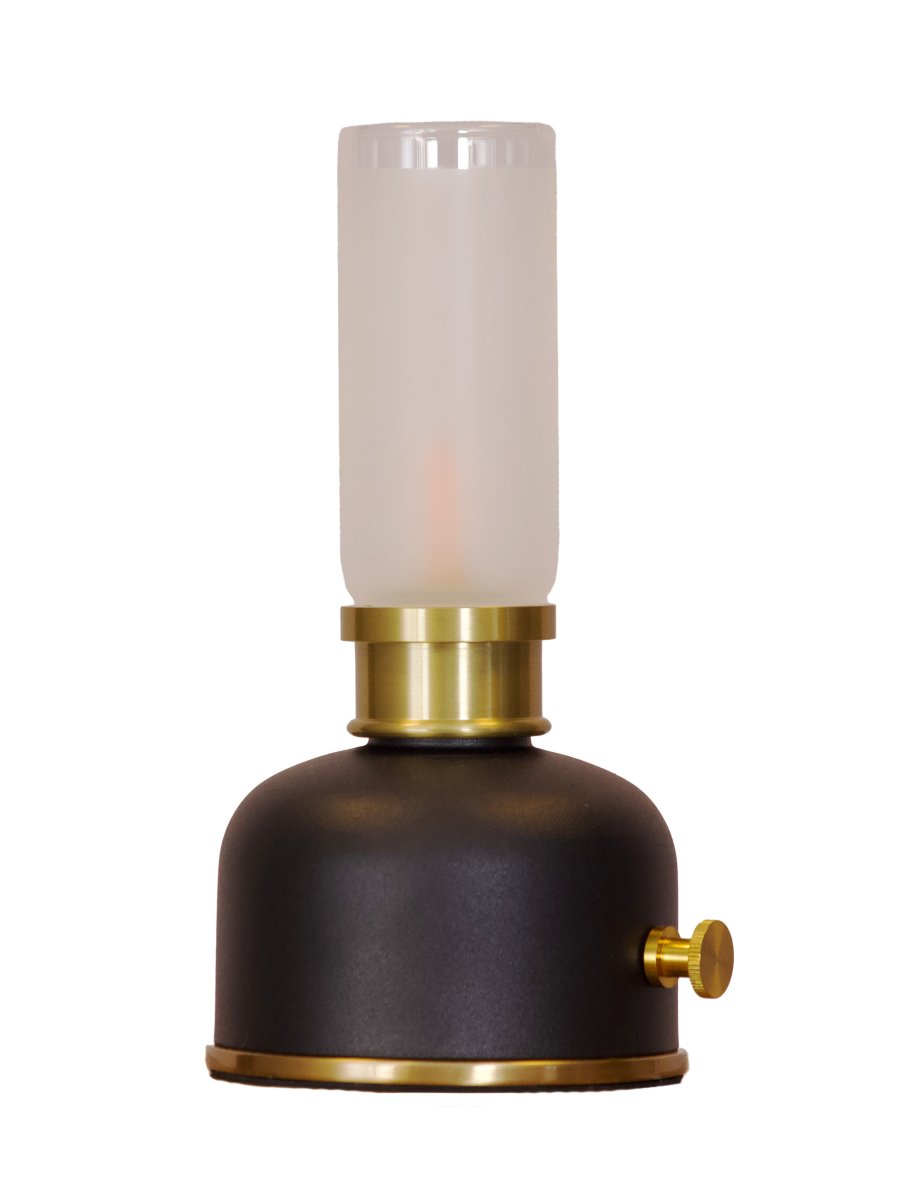 Frida 22cm Noir portable De PR Home - Elle cr&eacute;e une ambiance chaleureuse et accueillante gr&acirc;ce &agrave; une temp&eacute;rature de couleur d'environ 2&nbsp;000&nbsp;Kelvins et un flux lumineux de 20 &agrave; 40&nbsp;lumens, selon l'intensit&eacute;.