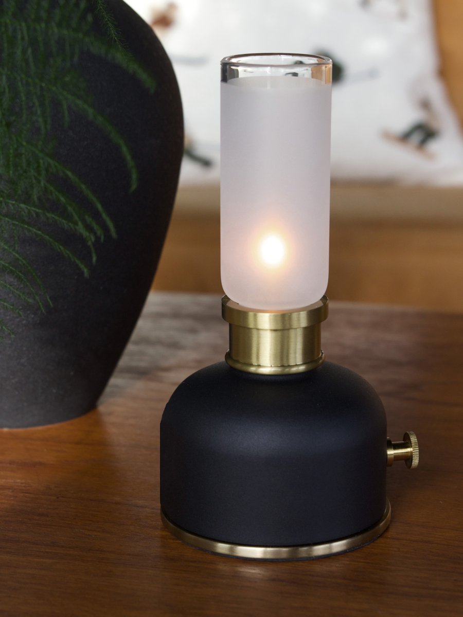 Frida 22cm Noir portable De PR Home - Elle cr&eacute;e une ambiance chaleureuse et accueillante gr&acirc;ce &agrave; une temp&eacute;rature de couleur d'environ 2&nbsp;000&nbsp;Kelvins et un flux lumineux de 20 &agrave; 40&nbsp;lumens, selon l'intensit&eacute;.