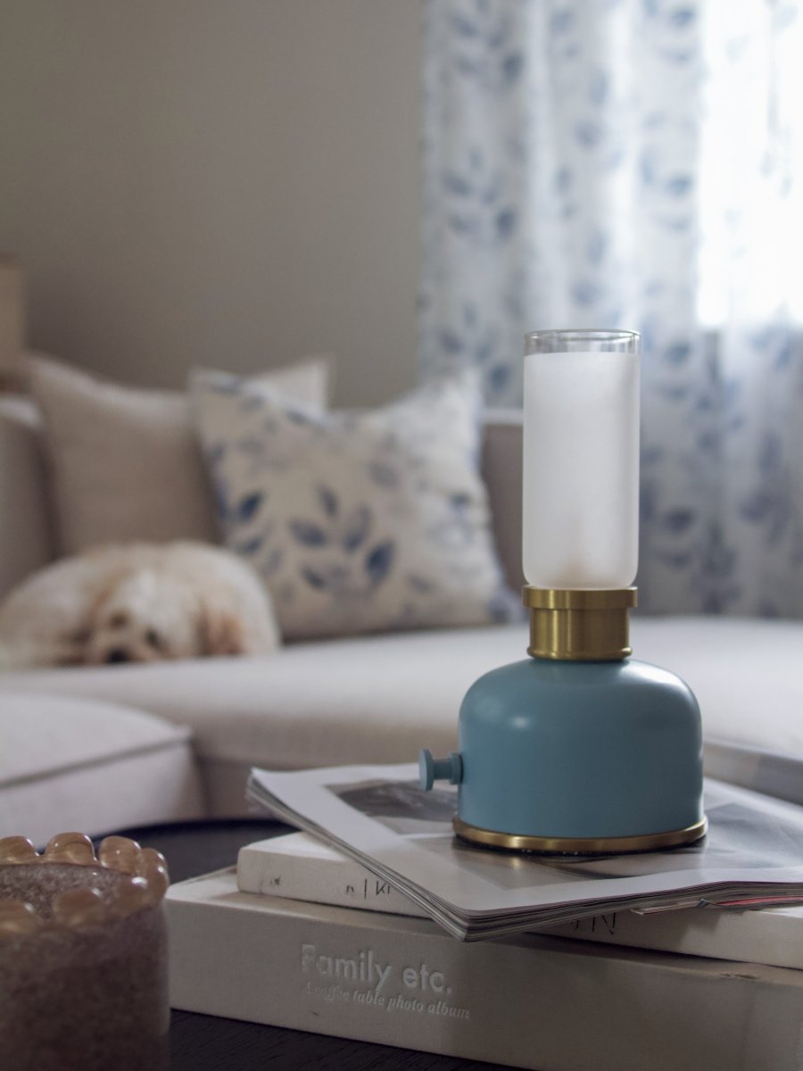 Frida 22cm Bleu portable De PR Home - Elle cr&eacute;e une ambiance chaleureuse et accueillante gr&acirc;ce &agrave; une temp&eacute;rature de couleur d'environ 2&nbsp;200&nbsp;Kelvins et un flux lumineux de 20 &agrave; 40&nbsp;lumens, selon l'intensit&eacute;.