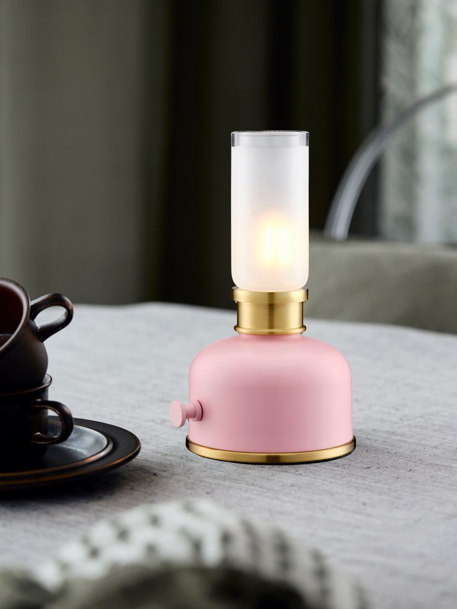 Frida 22cm Rose portable De PR Home - Elle cr&eacute;e une ambiance chaleureuse et accueillante gr&acirc;ce &agrave; une temp&eacute;rature de couleur d'environ 2&nbsp;200&nbsp;Kelvins et un flux lumineux de 20 &agrave; 40&nbsp;lumens, selon l'intensit&eacute;.