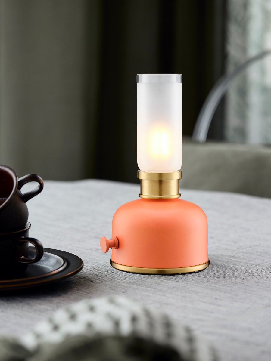 Frida 22cm Orange portable De PR Home - Elle cr&eacute;e une ambiance chaleureuse et accueillante gr&acirc;ce &agrave; une temp&eacute;rature de couleur d'environ 2&nbsp;200&nbsp;Kelvins et un flux lumineux de 20 &agrave; 40&nbsp;lumens, selon l'intensit&eacute;.
