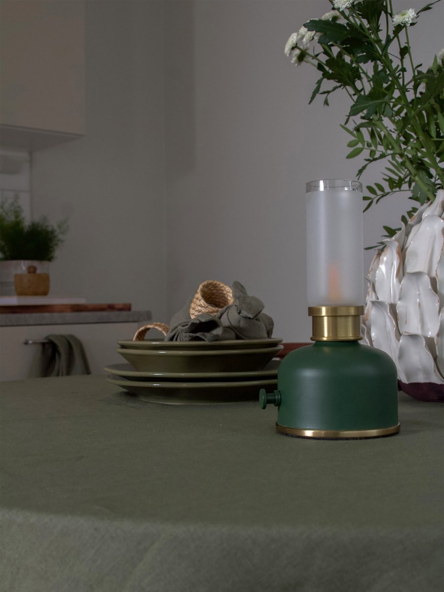 Frida 22cm vert foncé portable De PR Home - Elle cr&eacute;e une ambiance chaleureuse et accueillante gr&acirc;ce &agrave; une temp&eacute;rature de couleur d'environ 2&nbsp;000&nbsp;Kelvins et un flux lumineux de 20 &agrave; 40&nbsp;lumens, selon l'intensit&eacute;.