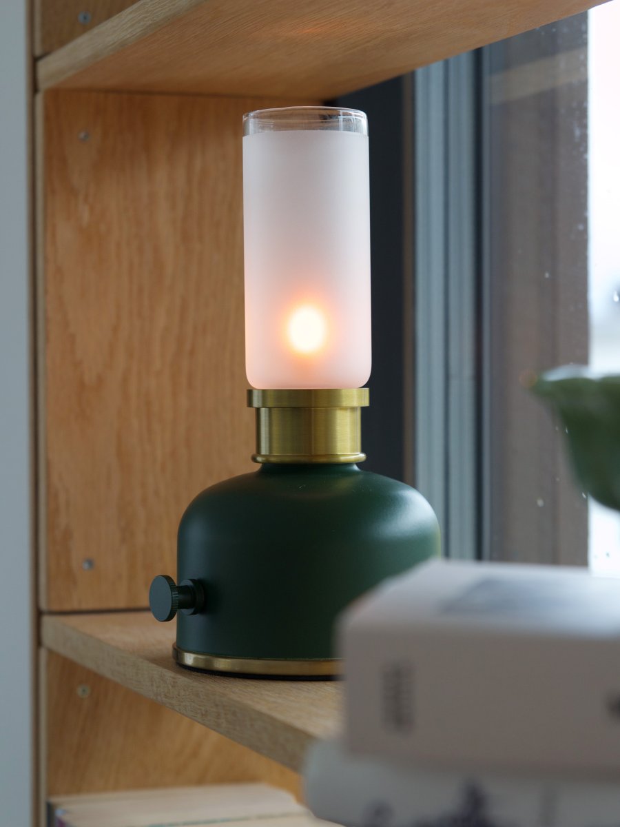 Frida 22cm vert foncé portable De PR Home - Elle cr&eacute;e une ambiance chaleureuse et accueillante gr&acirc;ce &agrave; une temp&eacute;rature de couleur d'environ 2&nbsp;000&nbsp;Kelvins et un flux lumineux de 20 &agrave; 40&nbsp;lumens, selon l'intensit&eacute;.