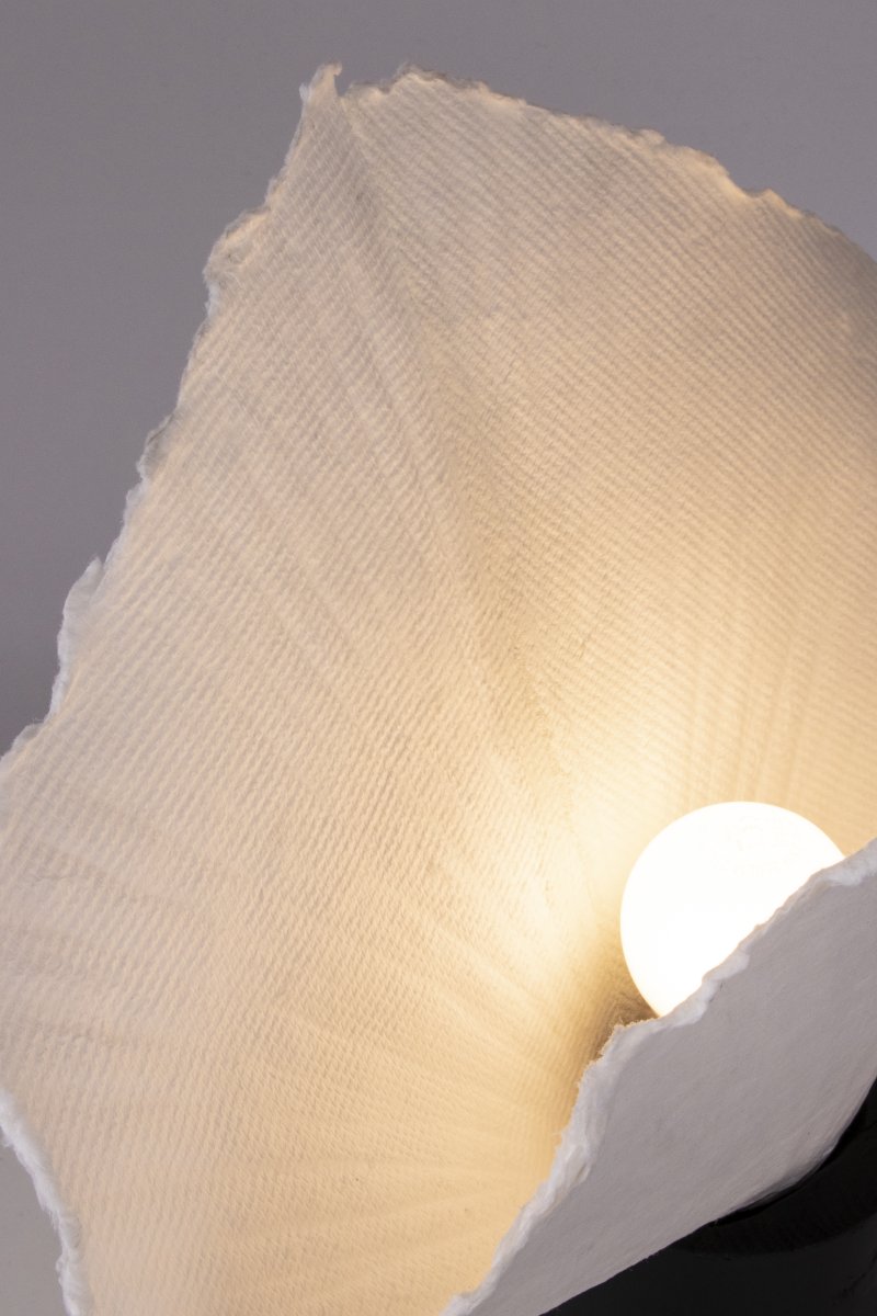 Tropez 35cm Noir et blanc lampe de table De Globen Lighting - La lampe &eacute;tant fabriqu&eacute;e &agrave; la main &agrave; partir de mat&eacute;riaux vivants, des variations de forme et d'expression peuvent survenir, rendant chaque Tropez unique.