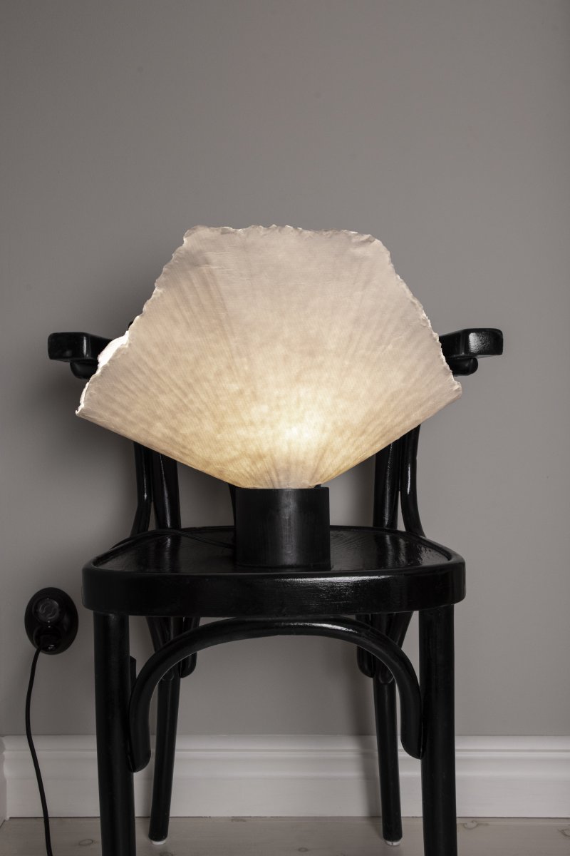 Tropez 35cm Noir et blanc lampe de table De Globen Lighting - La lampe &eacute;tant fabriqu&eacute;e &agrave; la main &agrave; partir de mat&eacute;riaux vivants, des variations de forme et d'expression peuvent survenir, rendant chaque Tropez unique.
