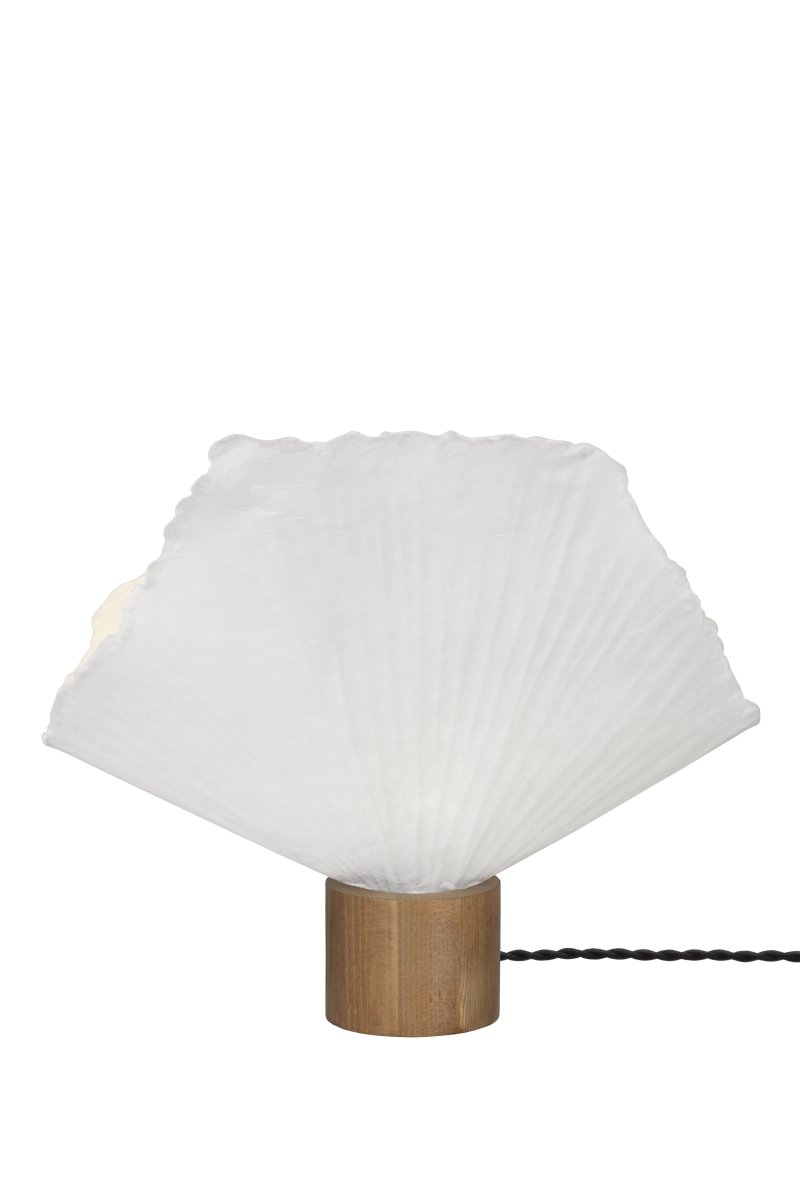 Tropez 35cm Chêne/blanc lampe de table De Globen Lighting - La lampe étant fabriquée à la main à partir de matériaux vivants, des variations de forme et d'expression peuvent survenir, rendant chaque Tropez unique.