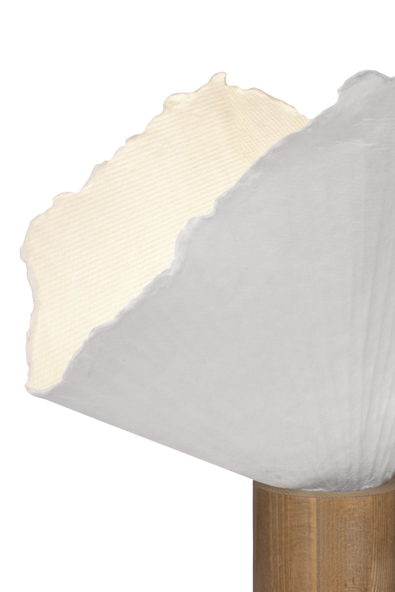 Tropez 35cm Chêne/blanc lampe de table De Globen Lighting - La lampe étant fabriquée à la main à partir de matériaux vivants, des variations de forme et d'expression peuvent survenir, rendant chaque Tropez unique.