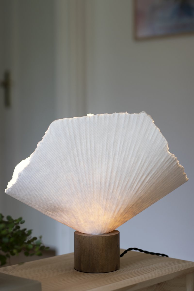 Tropez 35cm Chêne/blanc lampe de table De Globen Lighting - La lampe étant fabriquée à la main à partir de matériaux vivants, des variations de forme et d'expression peuvent survenir, rendant chaque Tropez unique.