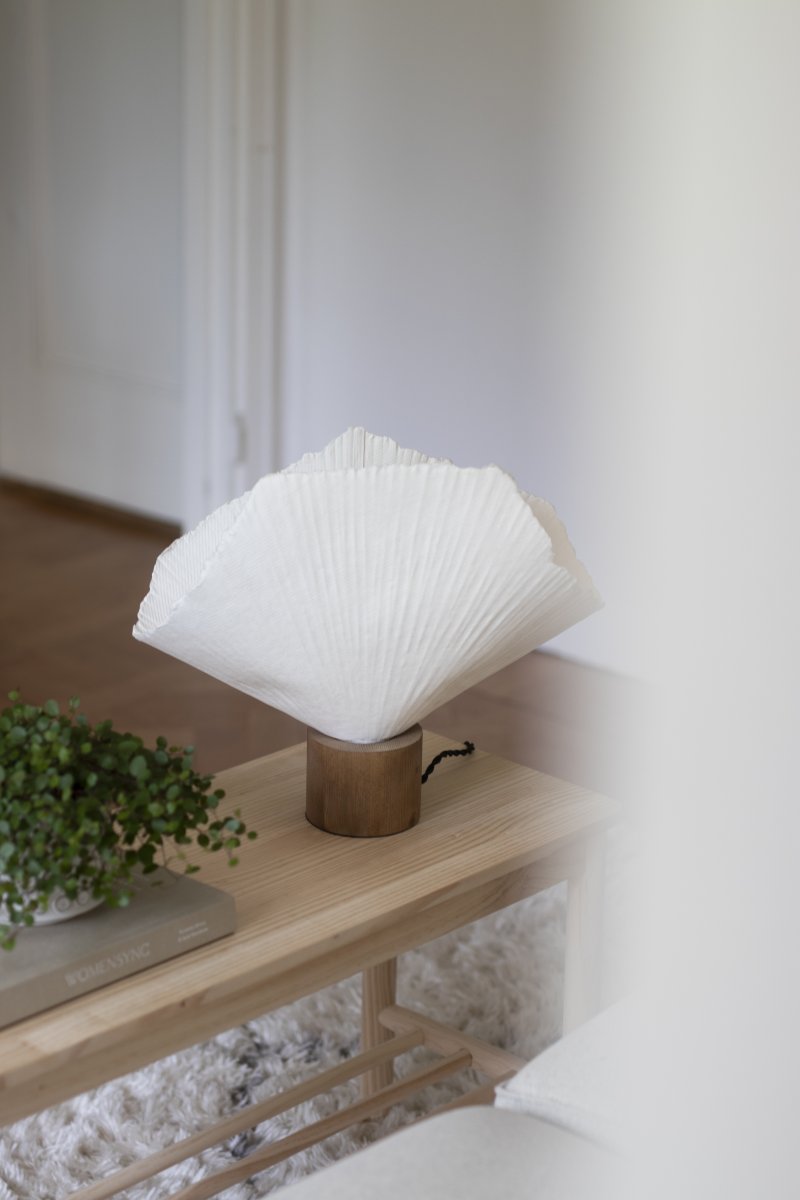 Tropez 35cm Chêne/blanc lampe de table De Globen Lighting - La lampe étant fabriquée à la main à partir de matériaux vivants, des variations de forme et d'expression peuvent survenir, rendant chaque Tropez unique.