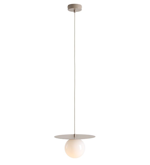 Loop Ø28 Beige suspension De Artera - Le dôme rond en verre opale a un diamètre de 14 cm et assure une belle répartition de la lumière dans la pièce.